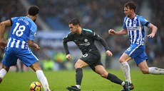 Eden Hazard (uprosted) z Chelsea si bí pro dalí gól do sít Brighton & Hove...