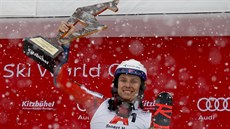 Henrik Kristoffersen slaví vítzství ve slalomu v Kitzbühelu.