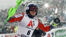 Henrik Kristoffersen slaví vítzství ve slalomu v Kitzbühelu.