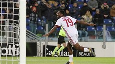 Franck Kessie z AC Milánoslavuje gól do sít Cagliari.