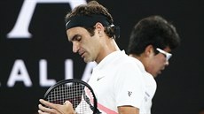 výcar Roger Federer (vlevo) se míjí na kurtu bhem semifinále tenisového...