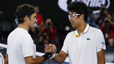 Švýcar Roger Federer (vlevo) přijímá od Čong Hjona z Koreje gratulaci k postupu...