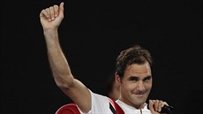 výcar Roger Federer mává fanoukm v arén Roda Lavera.