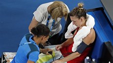 Rumunka Simona Halepová si bhem nároného finále Australian Open vyádala...