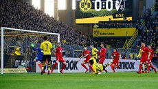 Útoná akce fotbalist Borussie Dortmund (ve lutém) koní gólem v síti...