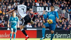 Záloník Realu Madrid Casemiro si zpracovává mí ped Guedesem z Valencie.