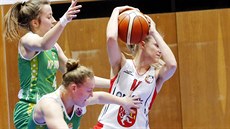 Královéhradecká basketbalistka Kristýna Minaroviová (vpravo) kryje mí ped...