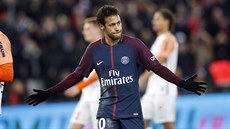 Brazilec Neymar slaví gól PSG v utkání proti Montpellier.
