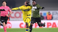 Kwadwo Asamoah z Juventusu (vpravo) odstrkuje Samuela Bastiena z Chieva.