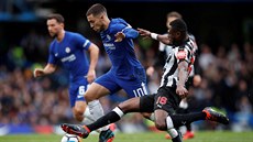 Edin Hazard z Chelsea (vlevo) odolává doráejícímu Chancelu Mbembovi z...