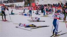 Únava za cílovou árou po závod na 10 km hromadným startem v Seefeldu.