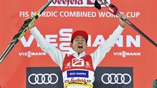Japonský sdru�ená� Akito Watabe slaví triumf v Seefeldu.