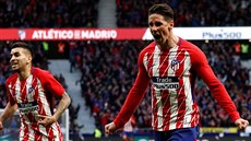 Fernando Torres (vpravo) přispěl jednou k branku k triumfu Atlética nad Las...