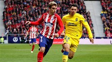 Antoine Griezmann z Atlétika uniká Davidu Simonovi z Las Palmas.