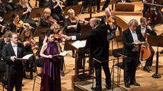 Dirigent Emmanuel Villaume a sólisté (zleva) Paul Groves, Simona aturová a...
