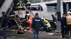 U Milána vykolejil vlak, na míst jsou mrtví a zranní  (25. ledna 2018)