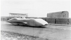 Tovární pilot Mercedesu Rudolf Caracciola na dálnici mezi Frankfurtem nad...