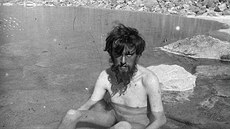 Meditace v horském jezírku. Aleister Crowley v roce 1902 bhem výstupu na K2.