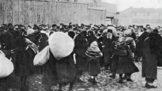 Dobová fotografie zabírá Židy ze Zamošče po příjezdu do vyhlazovacího tábora...