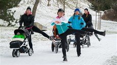 Nebojte se spojit cviení venku s procházkou s koárkem.