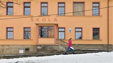 Ve Všeni u Turnova panuje napjatá atmosféra kolem místní školy. Její ředitel...