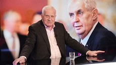 Milo Zeman s manelkou po boku zdvihá palec na znamení vítzství.