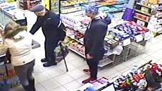 Policie pátrá po pachateli, který okradl v supermarketu seniora