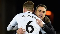 KOU� A ST�ELEC. Trenér Swansea Carlos Carvalhal objímá autora vít�zného gólu z...