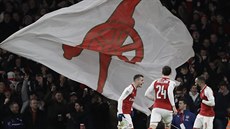 Fotbalisté Arsenalu se radují z vítězného gólu v Ligovém poháru proti Chelsea.
