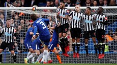 Marcos Alonso stílí gól z pímého kopu v utkání Anglického poháru mezi Chelsea...