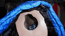 Neznaené cigarety byly i ve figurínách prodejny s textilem.