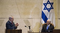 Izraelský premiér Benjamin Netanjahu tleská projevu amerického viceprezidenta...
