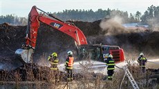 Hasii likvidují poár tpky v Chlaponicích.