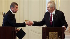 Premiér Andrej Babiš předal prezidentovi Miloši Zemanovi demisi menšinové...