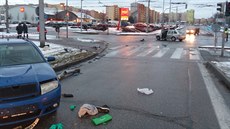 V eských Budjovicích se stetla dv osobní auta. Zranné byly tyi dti.
