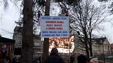 Po vyhlášení výsledků se v parku v Jablunkově objevil muž s transparentem...
