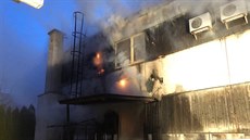 Celkem devt jednotek hasi bojovalo v nedli 28. ledna 2018 v Prostjov s poárem budovy tiskárny.