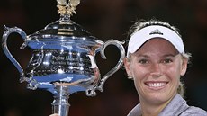 TASTNÁ VÍTZKA. Caroline Wozniacká s trofejí pro ampionku Australian Open.