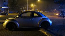 idi vozidla znaky Volkswagen New Beetle ujídl policistm po Hradci Králové...