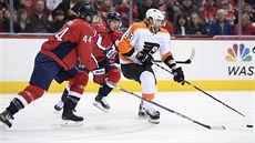 Jakub Voráek (vpravo) z Philadelphie se snaí ujet Jakubu Vránovi (uprosted)...