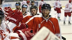 Tomá Houdek si jede po gólu pro gratulace k olomoucké stídace.