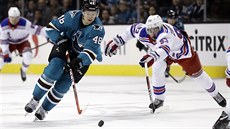 Tomá Hertl (vlevo) ze San Jose uniká Mikovi Zibanejadovi z New York Rangers.