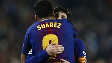 Lionel Messi a  Luis Suarez z FC Barcelona se radují z gólu v pohárovém derby z...