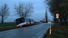 Autobus sjel ped protijedoucími auty do píkopu. (24.1.2018)