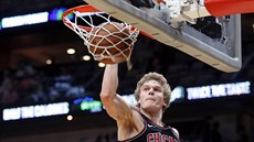 Lauri Markkanen z Chicaga smeuje proti New Orleans.