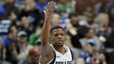 Dennis Smith Jr. z Dallasu oslavuje svou trefu.