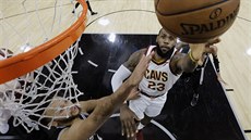 LeBron James z Clevelandu donesl mí do koe San Antonia. Zakonuje pes Kylea...