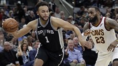 Kyle Anderson (vlevo) ze San Antonia uniká LeBronu Jamesovi z Clevelandu.