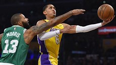 Jordan Clarkson (vpravo) z LA Lakers zakonuje kolem Marcuse Morrise z Bostonu.