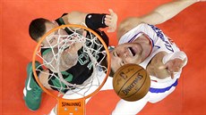 Blake Griffin (vpravo) z LA Clippers zakonuje zpod koe, brání ho Daniel Theis...